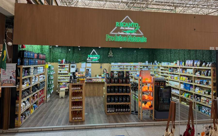 Fachada da loja Recanto dos Naturais no Mercadão da Penha, com letreiro verde Produtos Naturais e prateleiras de suplementos