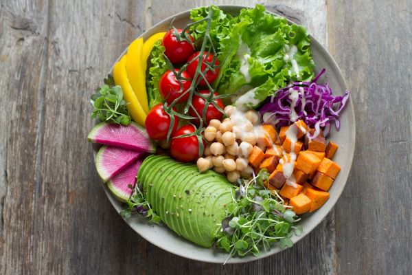 Bowl fresco com vegetais e ingredientes naturais